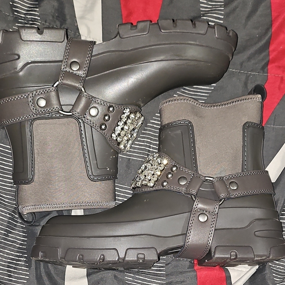 Chic Gray Boots with Sparkling Rhinestone Accents